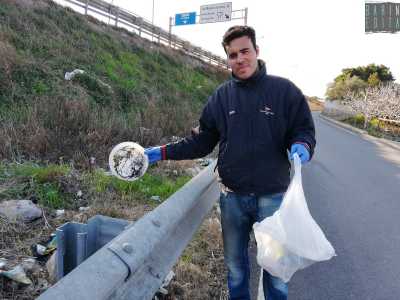 In un attimo la prima busta � gi� colma di piatti, posate, bicchieri